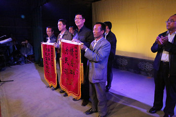 演藝集團總經理張明帶領小分隊赴清水縣紅堡鎮(zhèn)李店村慰問演出