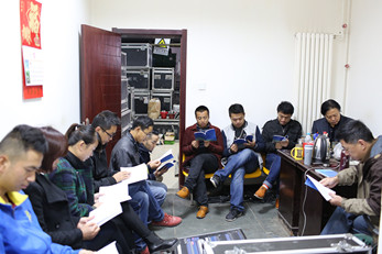 甘肅秦腔藝術(shù)劇院全院職工認(rèn)真學(xué)習(xí)《甘肅秦腔藝術(shù)劇院?jiǎn)T工手冊(cè)》