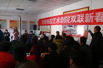 甘肅秦腔藝術(shù)劇院領(lǐng)導(dǎo)班子、全體中層干部和部分演職人員赴清水縣李店村慰問雙聯(lián)幫扶戶并舉辦慰問演出活動