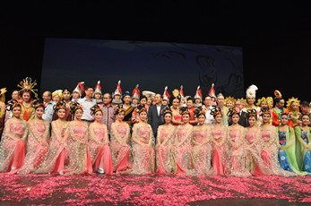 中國經(jīng)典舞劇《絲路花雨》舞動獅城