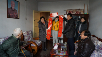 甘肅演藝集團(tuán)董事長(zhǎng)朱玉蘭、總經(jīng)理張明、藝術(shù)總監(jiān)胡豫川等慰問離退休老同志