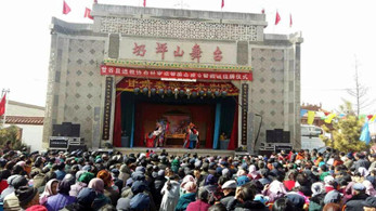 送戲下鄉(xiāng)  群眾得實(shí)惠 秦腔拜年  萬人樂翻天——甘肅秦腔藝術(shù)劇院甘谷縣八里灣鄉(xiāng)馮坡村演出場面火爆