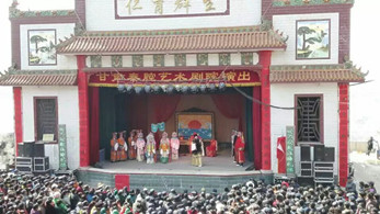 十里八鄉(xiāng)空村為秦腔場(chǎng)場(chǎng)兩萬(wàn)余群眾分享文化大餐