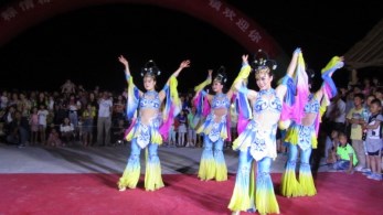 雜技表演讓歡樂和精彩無處不在——甘肅省雜技團(tuán)深入敦煌各村鎮(zhèn)演出