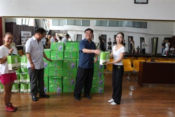 工會(huì)送清涼 職工排練忙——省科教文衛(wèi)工會(huì)在甘肅秦腔藝術(shù)劇院舉辦“夏日送清涼”慰問(wèn)活動(dòng)