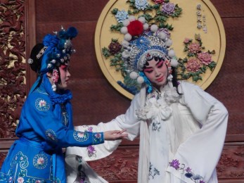 東風(fēng)劇院演出傳統(tǒng)京劇《斷橋》、《連升店》、《小商河》