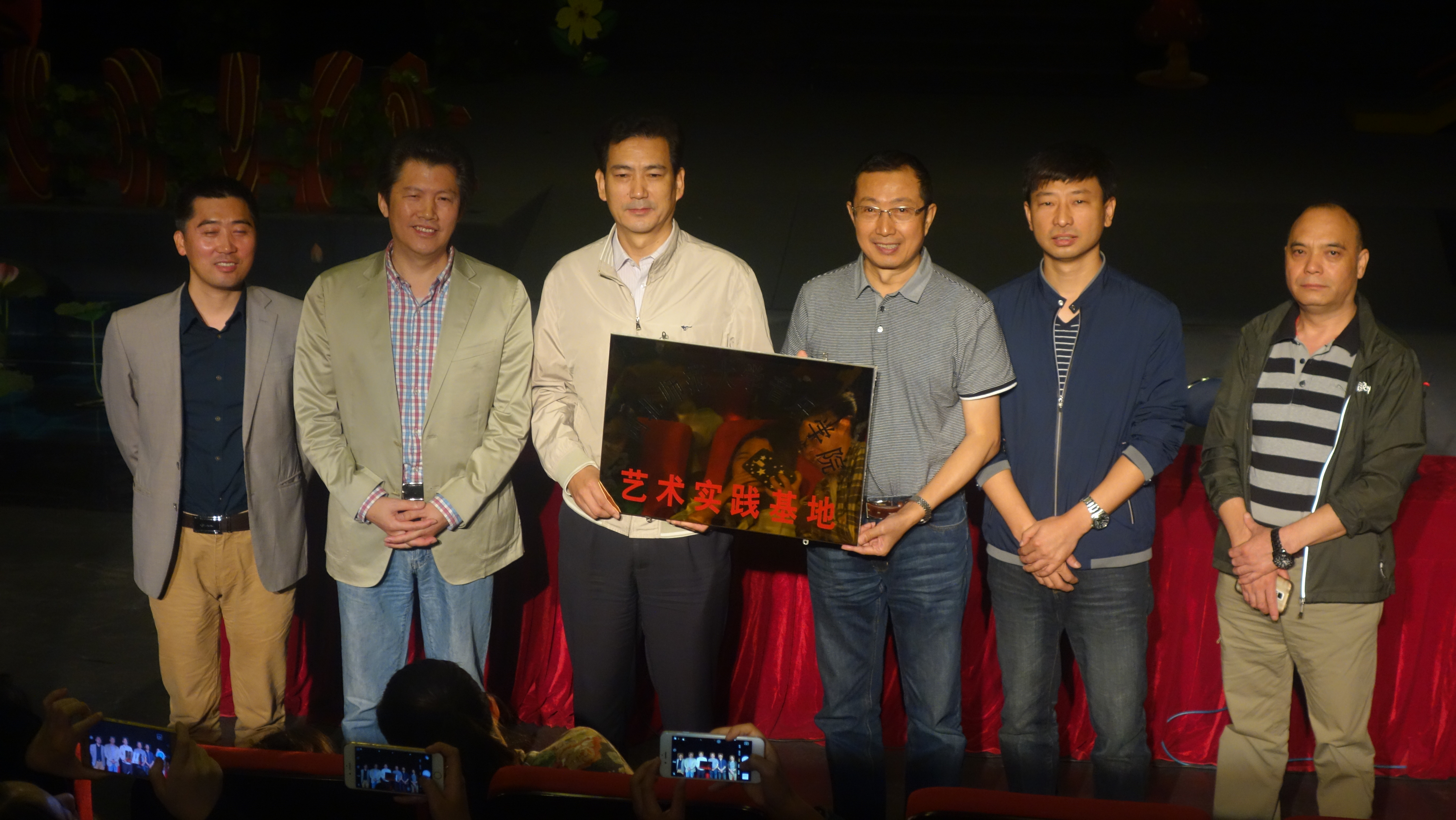 西北師范大學音樂學院2013級音樂表演專業(yè)的實習生實踐團到甘肅省話劇院開展藝術(shù)實踐活動