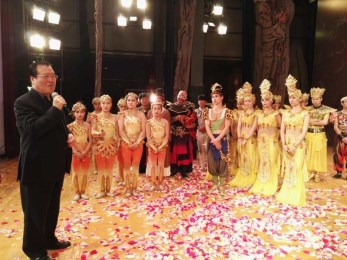 中國文聯(lián)副主席、中國雜技家協(xié)會主席邊發(fā)吉同志親臨敦煌觀看大型雜技樂舞劇《九色鹿》