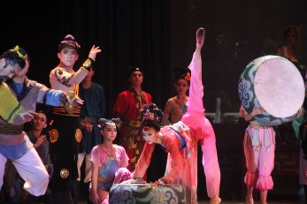 經(jīng)典舞劇《絲路花雨》高校巡演西子湖畔驚天一舞再創(chuàng)佳績(jī)