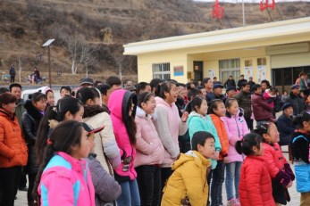 集團(tuán)總經(jīng)理張明帶隊赴清水縣開展“文化雙聯(lián) 歡樂萬家”暖冬慰問演出活動