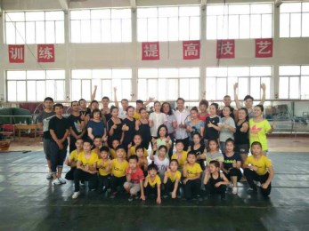 一堂生動的雜技表演課——著名雜技表演藝術家吳正丹、魏葆華到甘肅省雜技團交流