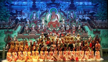 琵琶聲里絲路再現(xiàn)，飛天袖間花雨呈祥 ——甘肅省歌舞劇院中國(guó)經(jīng)典舞劇《絲路花雨》第二屆文博會(huì)開(kāi)幕演出深獲贊譽(yù)