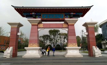 中國經(jīng)典舞劇《絲路花雨》走進校園——西南民族大學學子領(lǐng)略滿滿敦煌絲路情