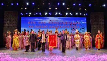 中國(guó)經(jīng)典舞劇《絲路花雨》在成都體育學(xué)院震撼登陸