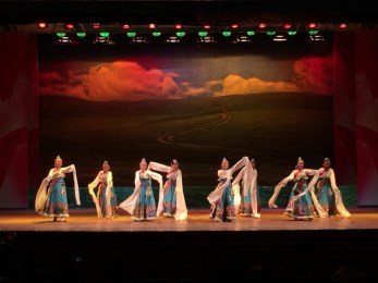 原創(chuàng)現(xiàn)代京劇《草原曼巴》走進(jìn)靖煤集團(tuán)演出