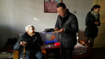 集團藝術(shù)總監(jiān)胡豫川年前慰問離退休老干部