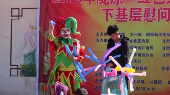 甘肅省雜技團赴張家川縣胡川鎮(zhèn)、川王鎮(zhèn)、大陽鎮(zhèn)、劉保鎮(zhèn)、秦安鄉(xiāng)、木河鄉(xiāng)等村鎮(zhèn)開展2018年“我們的中國夢”——文化進萬家暨隴原“紅色文藝輕騎兵”文化惠民演出活動