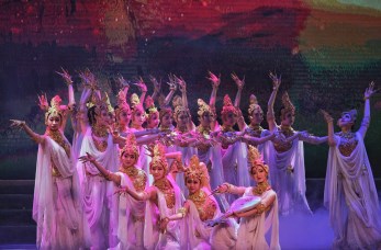 教育部、文化和旅游部、財(cái)政部高雅藝術(shù)進(jìn)校園——中國經(jīng)典舞劇《絲路花雨》西安站演出完美收官