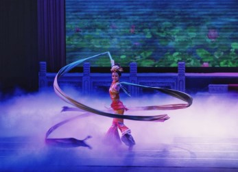 教育部、文化和旅游部、財(cái)政部高雅藝術(shù)進(jìn)校園——中國經(jīng)典舞劇《絲路花雨》博得重慶高校滿場(chǎng)贊譽(yù)