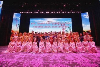 教育部、文化和旅游部、財(cái)政部高雅藝術(shù)進(jìn)校園——中國經(jīng)典舞劇《絲路花雨》重慶站演出圓滿落幕