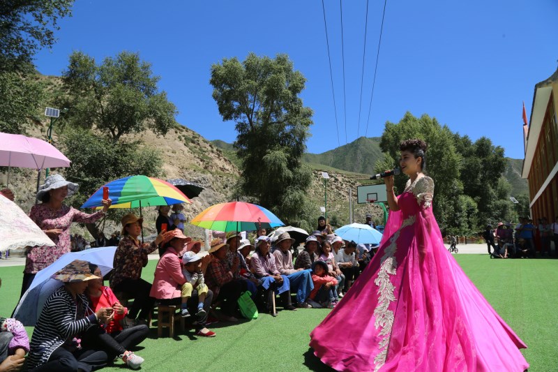 關(guān)于今夏，他們予以別樣點(diǎn)綴——甘肅省歌舞劇院“紅色文藝輕騎兵”甘南河西惠民演出添彩激情盛夏