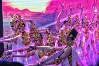 教育部、文化和旅游部、財政部2019年高雅藝術(shù)進(jìn)校園——中國經(jīng)典舞劇《絲路花雨》在濟(jì)南歷城二中華彩綻放