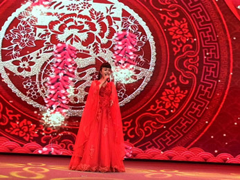 甘肅演藝集團(tuán)敦煌藝術(shù)團(tuán)慶?！靶轮袊闪⑵呤苣辍本穭∧渴兄菅惭葑哌M(jìn)張掖和武威