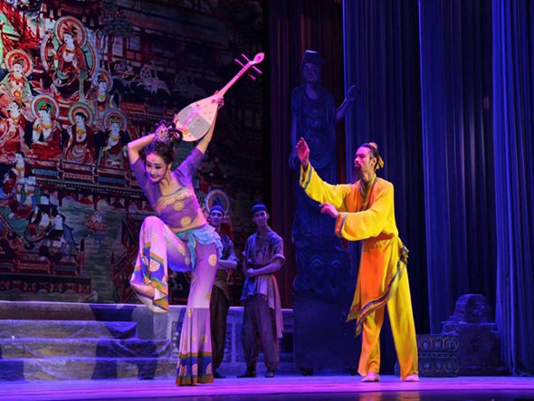 教育部、文化和旅游部、財政部2019年高雅藝術(shù)進(jìn)校園——舞劇《絲路花雨》與長春高校師生如約而至