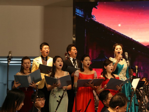 甘肅省慶?！靶轮袊?guó)成立70周年”精品劇目展演——中外影視經(jīng)典民族交響音樂會(huì)《歲月留聲》于蘭州理工大學(xué)精彩上演