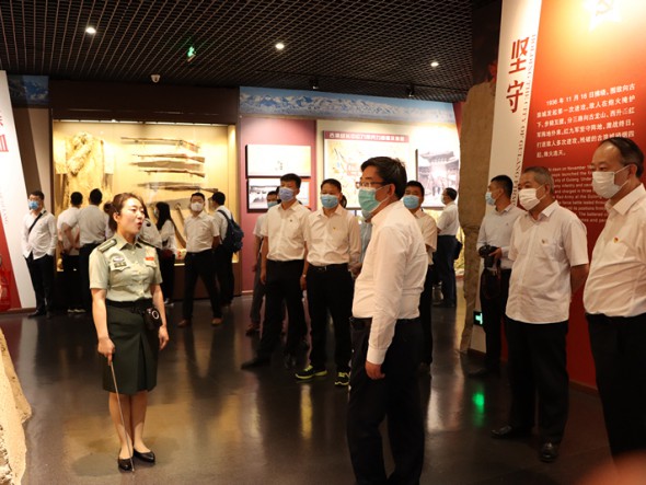 “ 傳承紅色基因，學習時代楷模，講好中國故事”——甘肅演藝集團機關黨支部聯(lián)合演出公司、舞美中心黨支部赴古浪開展主題黨日活動