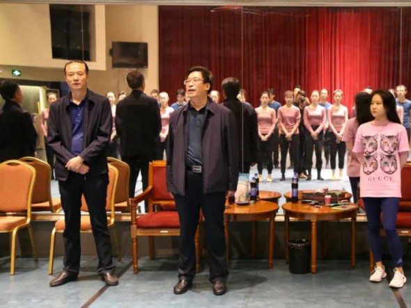 甘肅演藝集團領(lǐng)導班子一行到甘肅演藝集團歌舞劇院指導工作并慰問舞劇《彩虹之路》全體演職人員