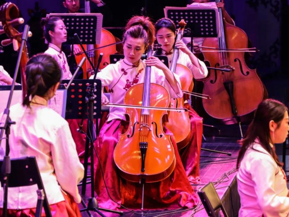 傳統(tǒng)民樂賀雙節(jié)　高雅藝術(shù)陶人心——中外影視經(jīng)典民族交響音樂會《歲月留聲》在臨夏奏響