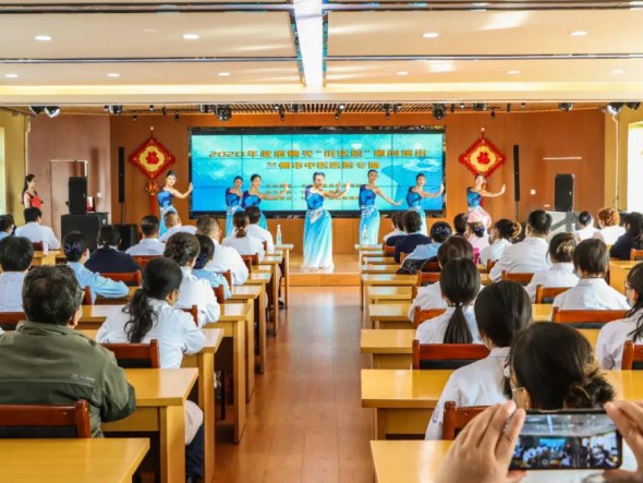 真情暖人心——甘肅演藝集團(tuán)歌舞劇院慰問(wèn)蘭州市中醫(yī)醫(yī)院醫(yī)護(hù)工作者文藝演出精彩呈現(xiàn)