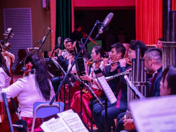 高雅藝術(shù)進(jìn)校園　民樂(lè)悠悠奏雅韻——中外影視經(jīng)典民族交響音樂(lè)會(huì)《歲月留聲》再次奏響