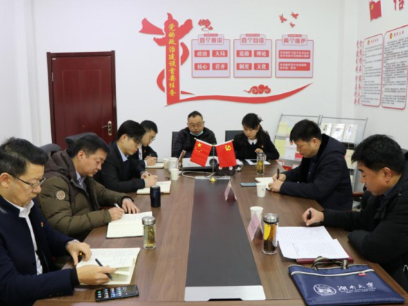 甘肅演藝集團黨委委員、副總經(jīng)理張國偉為演出公司、舞美中心黨員干部職工 作黨的十九屆五中全會精神宣講