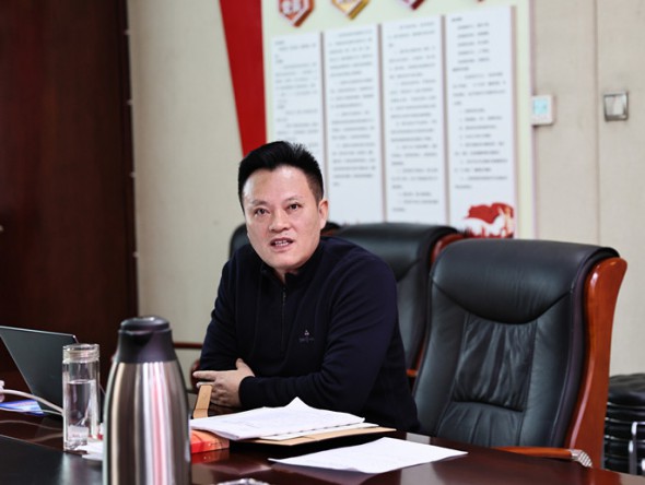 甘肅演藝集團(tuán)黨委副書記、監(jiān)事會主席、 藝術(shù)總監(jiān)龍富國講授“黨的十九屆六中全會精神”專題黨課