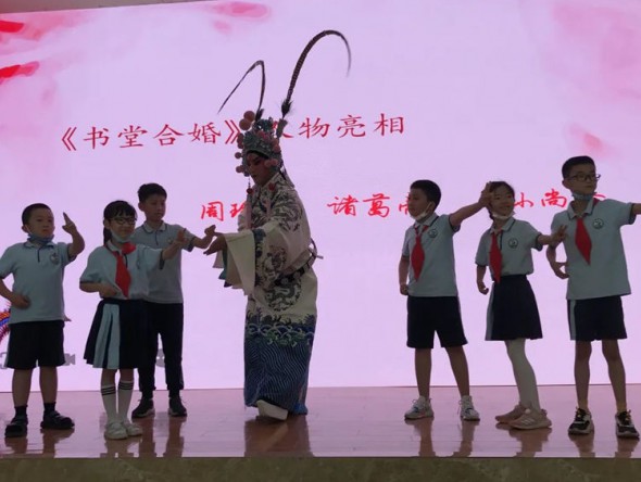 甘肅演藝集團(tuán)話劇院聯(lián)合甘肅演藝集團(tuán)秦腔藝術(shù)劇院在一只船小學(xué)開展戲曲進(jìn)校園活動